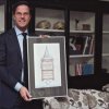 Mark Rutte met tekening (potlood 2011)